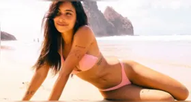 De férias em Fernando de Noronha, Vanessa Lopes posa de biquíni rosa e encanta seguidores com cliques em cenário paradisíaco.