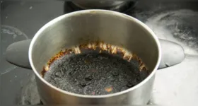 Truque simples com sal grosso ajuda a remover gordura e queimado de panelas, mantendo a cozinha prática e utensílios conservados.