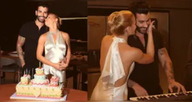 Gusttavo Lima apoia a mão na barriga de Andressa Suita em foto publicada durante a comemoração do aniversário de Andressa Suita.
