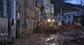 Equipes do Corpo de Bombeiros Militar de Minas Gerais atuam em área atingida por deslizamento na Zona da Mata Mineira.