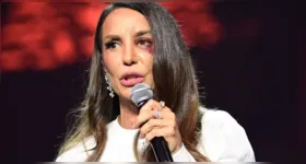 Ivete Sangalo durante apresentação no ginásio do Ibirapuera, em São Paulo, mostra bom humor mesmo com o olho roxo e anuncia cirurgia programada para domingo (1º).