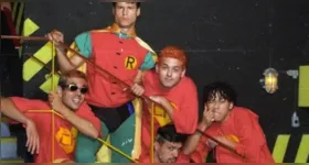 Os Mamonas Assassinas conquistaram o Brasil com irreverência e talento, deixando um legado eterno mesmo após a tragédia que vitimou a banda em 1996.