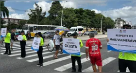 Agentes do Detran orientam condutores, ciclistas e pedestres durante ação educativa na avenida Augusto Montenegro, em Belém.