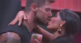 Jonas e Maxiane se beijam durante a Festa da Líder, sob olhares atentos e incentivo dos colegas de confinamento.