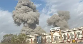 Nuvem de fumaça registrada no centro de Teerã após explosões na madrugada deste sábado; operação foi confirmada por autoridades de Israel e dos Estados Unidos.