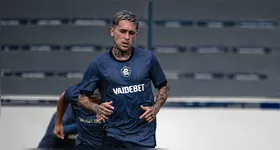 Diego Hernández estará em campo contra o Vitória.