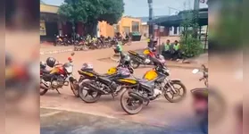 Câmeras de monitoramento registram o exato momento em que o suspeito aborda motociclistas na Avenida Belo Horizonte.