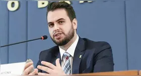 A Polícia Federal prendeu, nesta sexta-feira (2), Filipe Martins, ex-assessor do ex-presidente Jair Bolsonaro (PL).