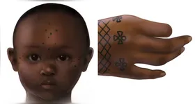 Reconstrução artística da tatuagem na testa de uma menina de 3 anos de Kulubnarti e das tatuagens geométricas na mão direita de uma mulher sepultada no sítio arqueológico de Semna Sul