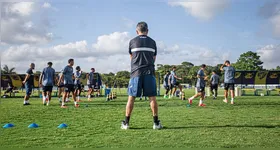 Leão treina no CT do Retrô, em Recife, e aguarda reforços