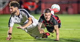 Léo Andrade (branco) em disputa com Renato Kayzer em Vitória 2 x 0 Remo.
