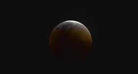 O eclipse começa às 5h44 (horário de Brasília), quando a Lua entra na penumbra da Terra.