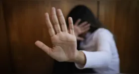 A Polícia Militar informou que a vítima relatou ter sido atingida com socos, chutes, puxões de cabelo e mordidas.