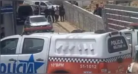Segundo a Polícia Militar, as equipes realizavam patrulhamento na área quando observaram dois homens entrando em um veículo modelo Renault Kwid, de cor prata.