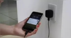 “Superaquecimento, explosões e descargas elétricas estão entre os principais riscos do uso do celular conectado à tomada