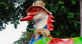 Neste ano, o bloco celebra os 100 anos da Vila da Barca, comunidade ribeirinha localizada na capital paraense.