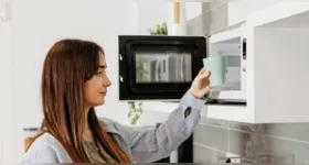 O principal problema está no modo como o micro-ondas aquece os líquidos.