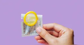 A iniciativa busca incentivar o uso do preservativo como estratégia de saúde pública e reforçar a importância da educação sexual.