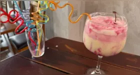 A bebida combina suco de abacaxi, leite condensado e sorvete, com finalização de groselha e cereja.