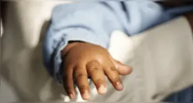 Segundo relatos, a criança teria ficado sem supervisão enquanto os pais se envolveram em uma briga.