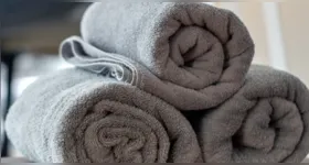 Mesmo quando você encontra toalhas de banho em promoção, uma toalha boa entrega conforto na pele, seca com menos esforço e não vira um pano duro depois de algumas lavagens.