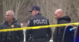 Segundo informações divulgadas pelo jornal The Guardian, o homem atacou as vítimas na rua