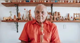 A exposição apresenta esculturas produzidas em diferentes períodos da trajetória do artista sergipano, conhecido como Véio