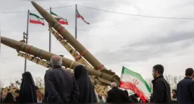 A decisão ocorre em meio à mobilização militar dos EUA no Oriente Médio e à possibilidade de confronto envolvendo o programa nuclear iraniano.