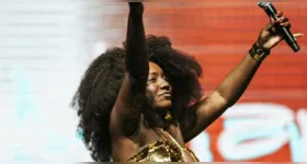 De acordo com a nota oficial, a cantora está em coma, entubada e recebendo assistência da equipe médica especializada.