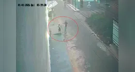 Registro de câmeras de segurança mostra o exato momento em que Valdemir Alves Freitas aguardava a chegada da vítima para realizar o ataque em Nova Ipixuna.