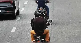 As imagens analisadas mostraram que dois homens participaram da ação criminosa, utilizando uma motocicleta.