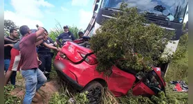Forte colisão entre carro de passeio e carreta