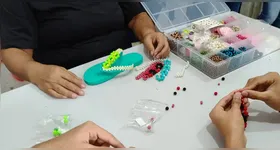 O curso de "Bordado em Sandálias" tem como objetivo estimular a criatividade e capacitar os jovens.
