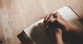 A oração surge como um momento de conexão e propósito, ideal para quem deseja abrir caminhos e afastar obstáculos