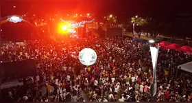 A programação inclui atrações variadas ao longo da noite.