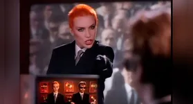 Annie Lennox no icônico videoclipe de 1983: estética andrógina e cabelo laranja ajudaram a redefinir a imagem feminina na mídia.