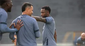 Lateral foi barrado pelo treinador