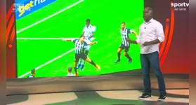 PC Oliveira discorda da marcação de toque disputa de bola na área do Atlético Mineiro.