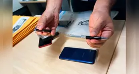 A caneta-canivete encontrada na casa da suspeita. Polícia suspeita que esta seja a arma do crime