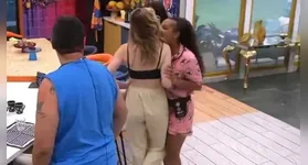 BBB 26: Vídeos que circulam nas redes sociais mostram o momento em que Sol segura Ana Paula pelos braços, empurra e, em seguida, pisa em seu pé.