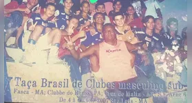 No registro, Pikachu aparece ao lado de outros jovens atletas comemorando a conquista da Taça Brasil de Clubes Sub-15, em 2007