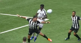 Segundo arbitragem, João Pedro muda a posição do braço ao ver que a bola iria passar