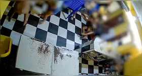 No momento da ação, alguns clientes correm para dentro do bar, outros se jogam ao chão na tentativa de se salvar.