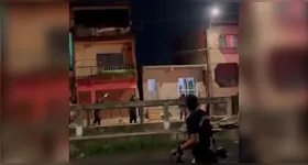 Troca de tiros durante tentativa de assalto na travessa Pirajá, no bairro da Pedreira, em Belém, assustou moradores na noite desta quinta-feira (18); vídeo mostra a intensidade dos disparos.