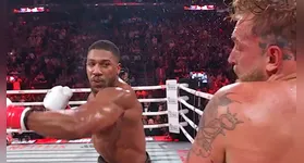 Anthony Joshua venceu Jake Paul por nocaute técnico no sexto assalto.