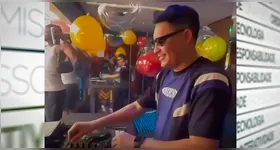 Segundo informações repassadas à PM por meio de denúncias anônimas, o local reunia mais de 150 pessoas e haveria consumo de drogas ilícitas, presença de pessoas armadas e participação de menores de idade.