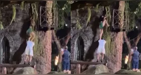 Circula nas redes um vídeo que mostra um casal tentando subir em um castelo fechado na Praça Batista Campos, em Belém.
