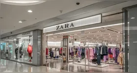 A empresa concentra recursos em lojas maiores, localizadas em áreas estratégicas. O objetivo é criar espaços mais amplos, com melhor integração aos canais digitais.