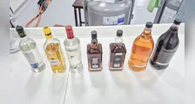 A contaminação geralmente ocorre em bebidas produzidas de forma clandestina ou adulteradas.