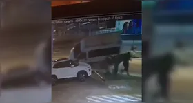 Câmera de segurança registrou o momento em que uma van capotou na BR-316, em Ananindeua, e atingiu uma mulher que estava na calçada.